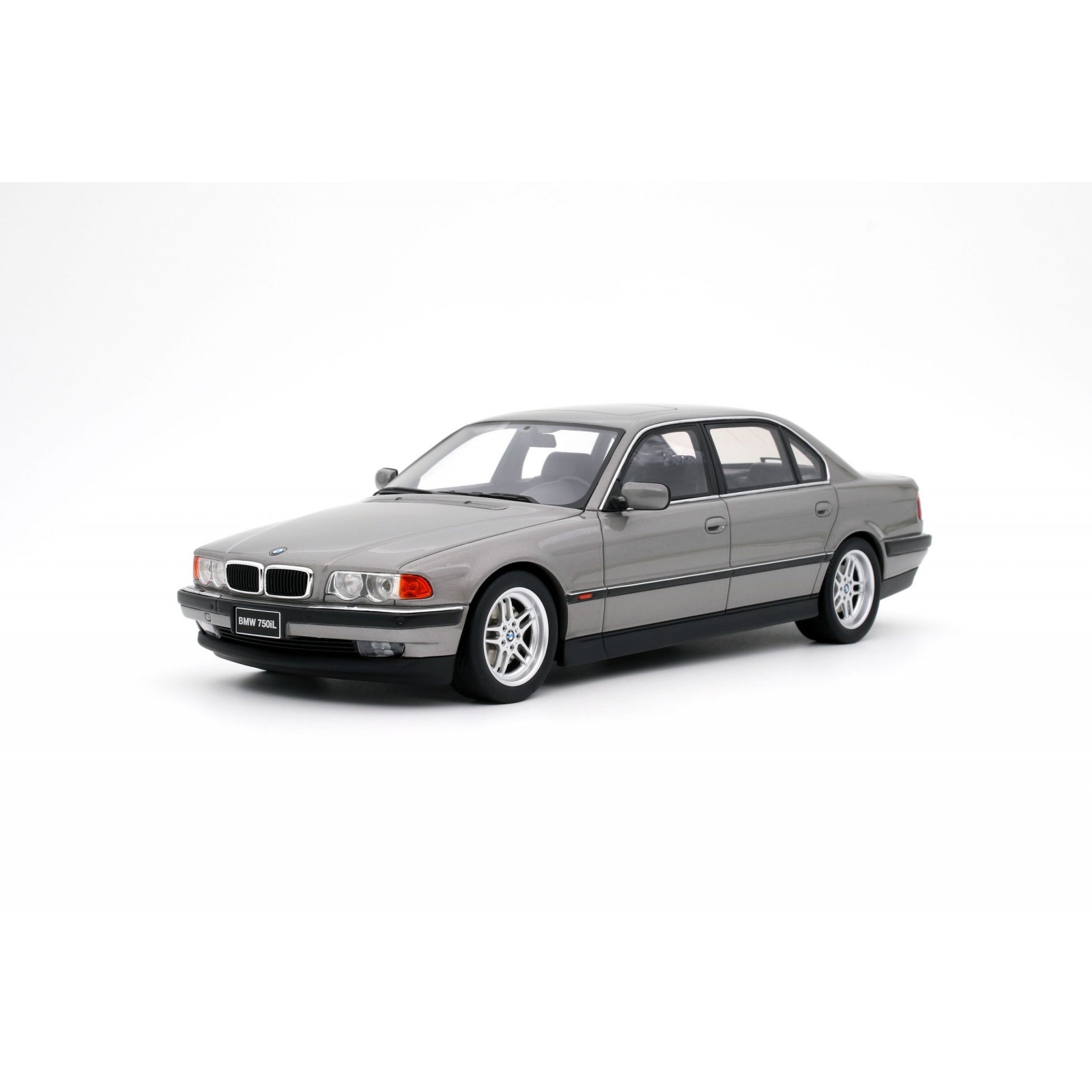 E38 750 IL Aspen Silver Metallic 339