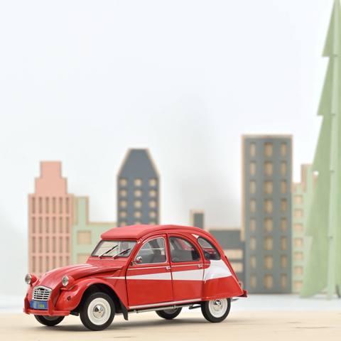 Citroën 2CV Red w/ white side deco