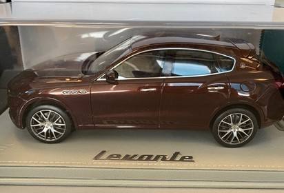 Levante with display case Ruby