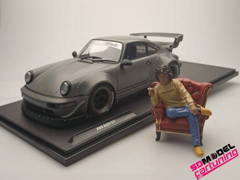 Porsche 911 964 RWB Bodykit met Akira figuur