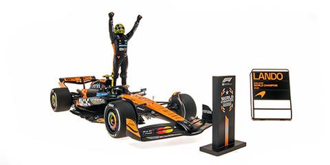 Mclaren FORMULA 1 TEAM MCL39 – LANDO NORRIS – WORLD CHAMPION – ABU DHABI GP 2025 W.STAN. FIGURINE. 2 PITBOARDS