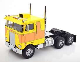 - Peterbilt 352 Pacemaker, yellow/brown