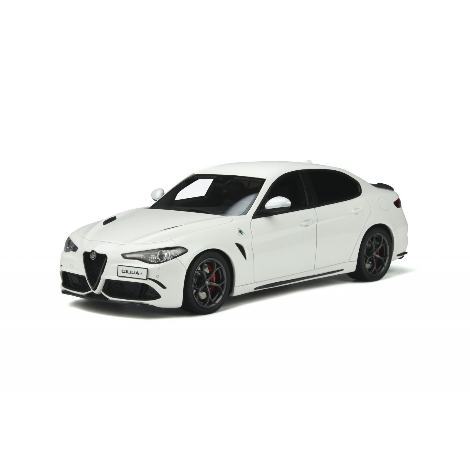 Giulia Quadrifoglio White trofeo